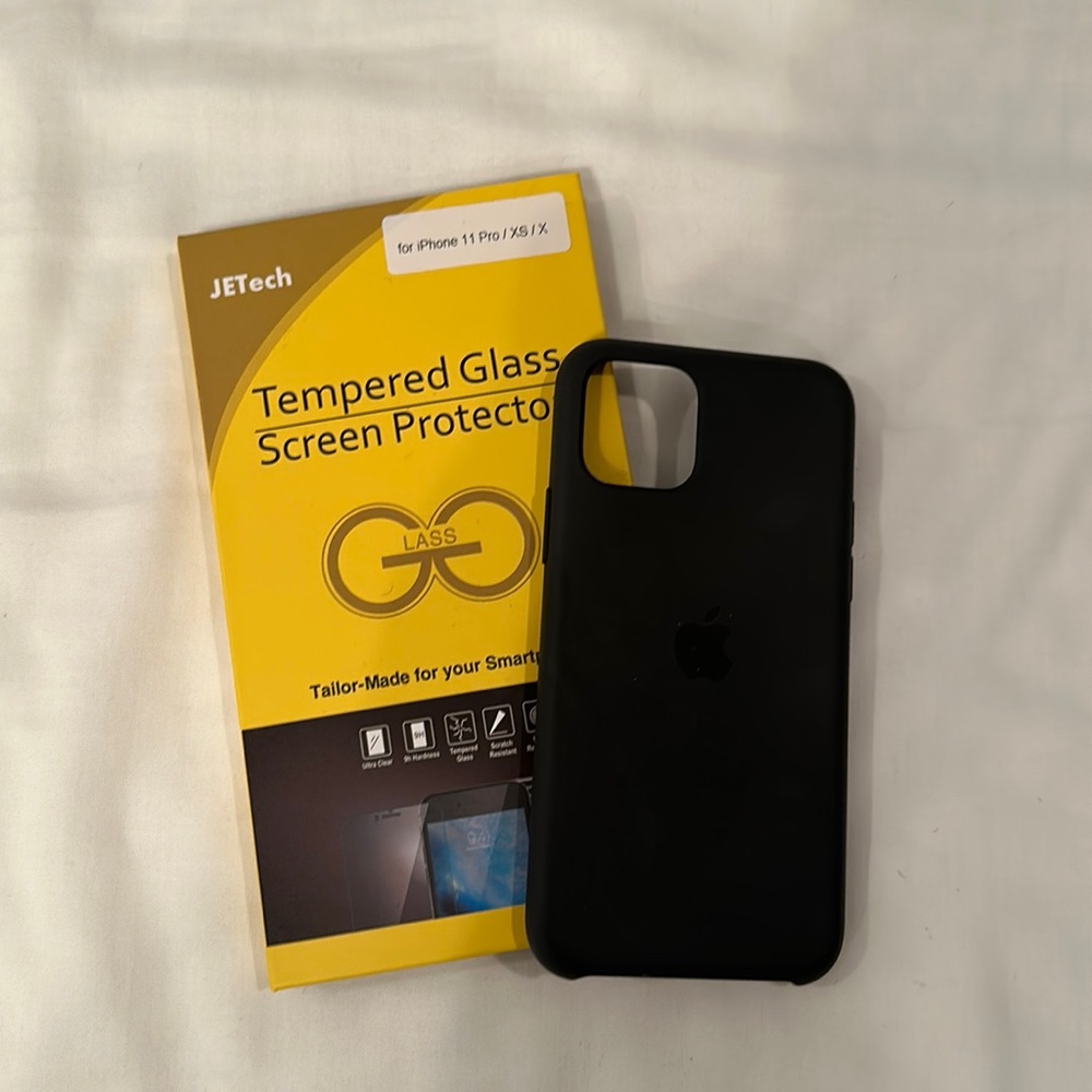 BLACK IPHONE 11 PRO CASE + ONE SCREEN PROTECTOR